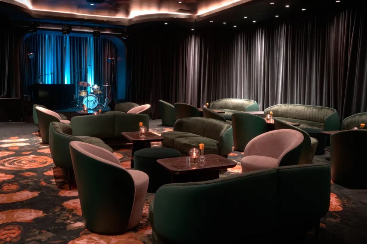 Easy’s Cocktail Lounge